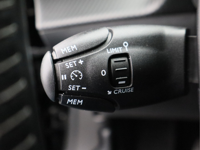 Peugeot 2008 1.2 PureTech Allure/ lage km/ zeer mooi!