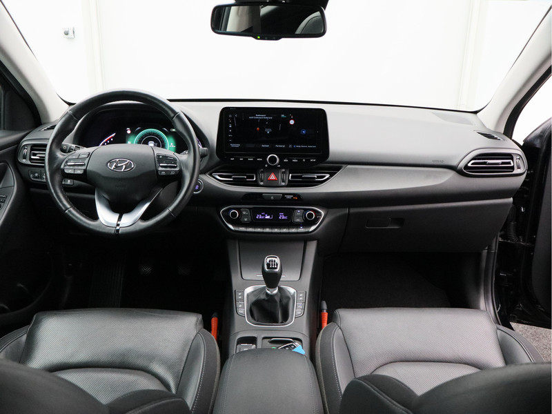 Hyundai i30 Wagon 1.5 T-GDi MHEV Premium/ trekhaak/ lage km/ zeer mooi!