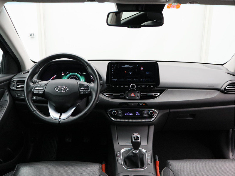 Hyundai i30 Wagon 1.5 T-GDi MHEV Premium/ trekhaak/ lage km/ zeer mooi!