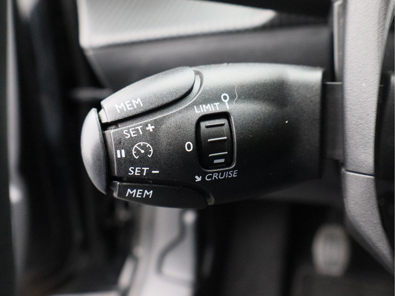 Peugeot 208 1.2 PureTech Blue Lease Allure/ lage km/ compleet/ 100PK!