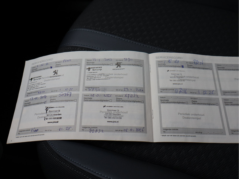 Peugeot 2008 1.2 PureTech Blue Lease Allure/ trekhaak/ lage km!