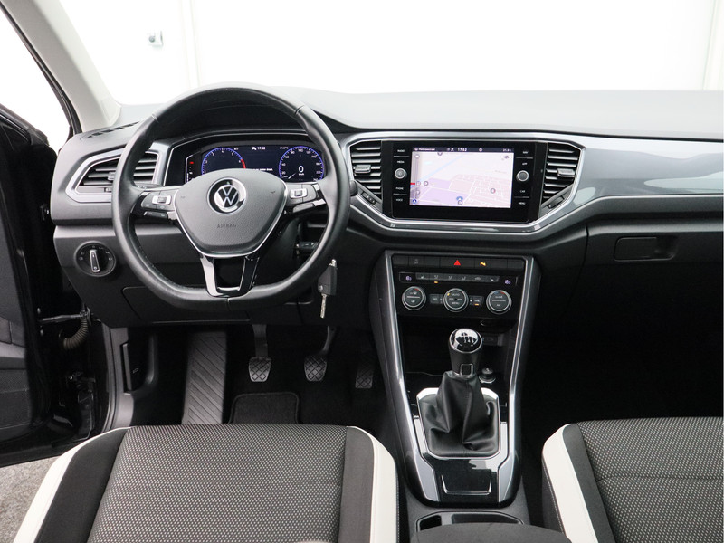 Volkswagen T-Roc 1.5 TSI Sport/ lage km/ trekhaak/ zeer mooi!