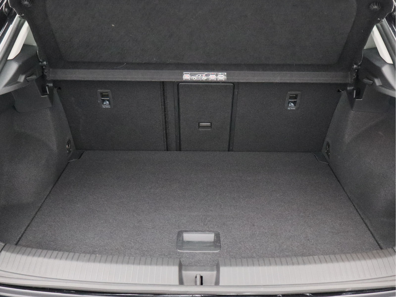 Volkswagen T-Roc 1.5 TSI Sport/ lage km/ trekhaak/ zeer mooi!