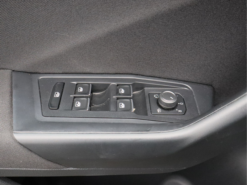 Volkswagen T-Roc 1.5 TSI Sport/ lage km/ trekhaak/ zeer mooi!
