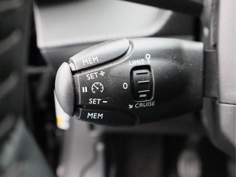 Peugeot 2008 1.2 PureTech Allure/ lage km/ achteruitrijcamera!