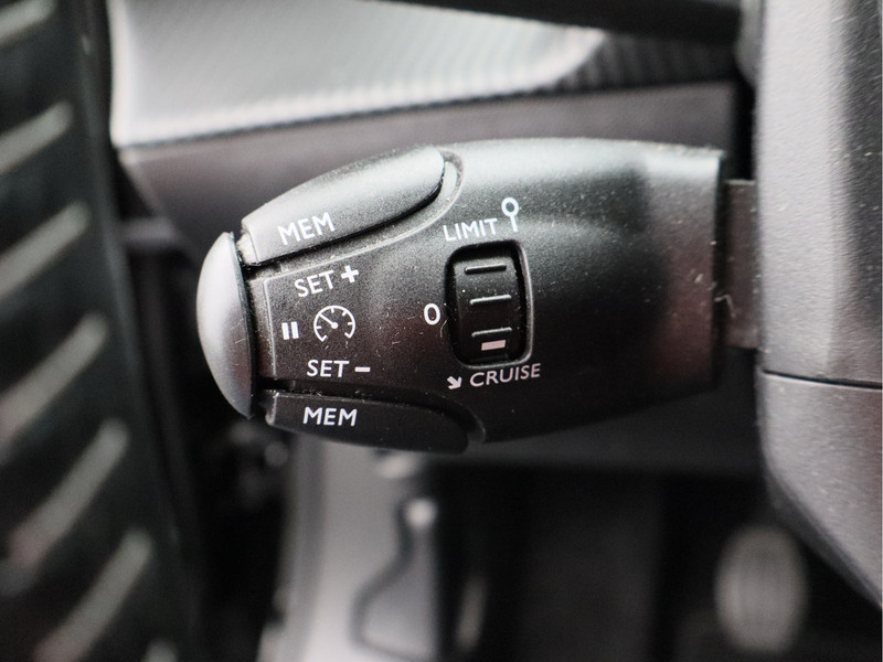 Peugeot 2008 1.2 PureTech Blue Lease Allure/ lage km/ zeer mooi!